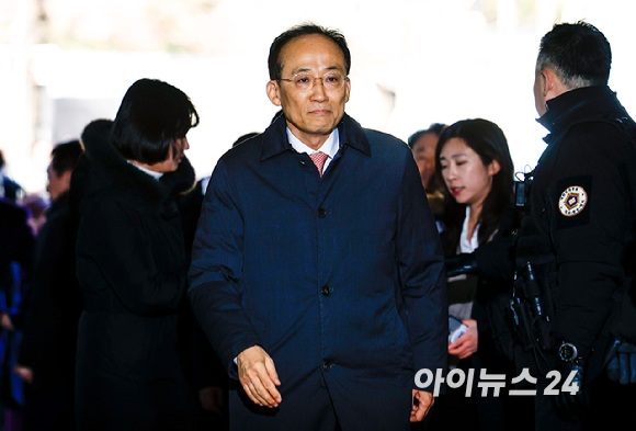 12·3 비상계엄 당시 국민의힘 원내대표로 국회 계엄 해제 요구안 의결을 방해한 혐의를 받는 추경호 의원이 2일 서울중앙지방법원에서 열린 구속 전 피의자 심문(영장실질심사)에 출석하고 있다. [사진=정소희 기자]