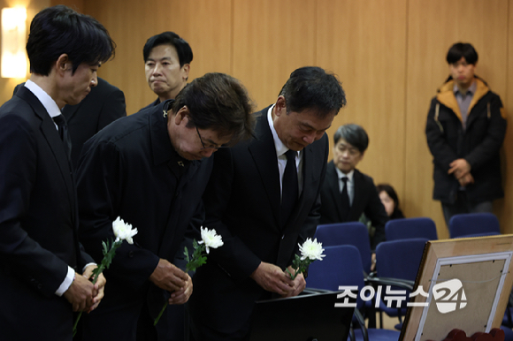 배우 유동근, 최수종이 27일 서울 송파구 서울아산병원 장례식장에서 엄수된 배우 이순재 영결식에서 애도를 표하고 있다. [사진=곽영래 기자]