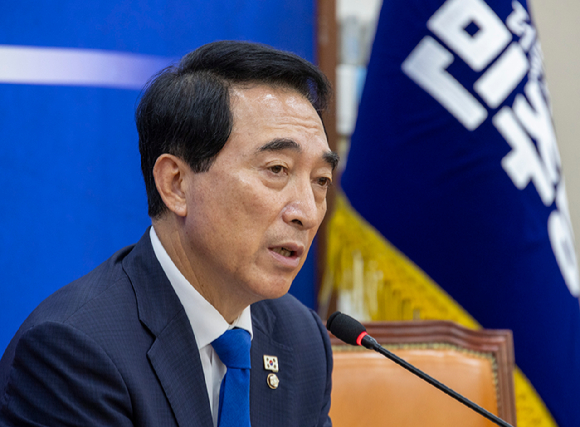 박수현 더불어민주당 수석대변인이 8일 국회에서 가진 기자간담회에서 추석 연휴 청취한 민심을 설명하고 있다. [사진=연합뉴스]