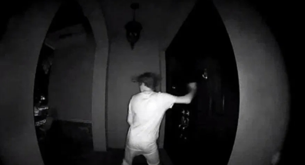 미국에서 초인종을 누르고 달아나는 이른바 '벨튀'(ding dong ditch) 장난을 하던 10대 소년이 집주인의 총에 맞아 숨지는 사건이 일어났다. 사진은 본 기사 내용과 무관. [사진=WPEC]