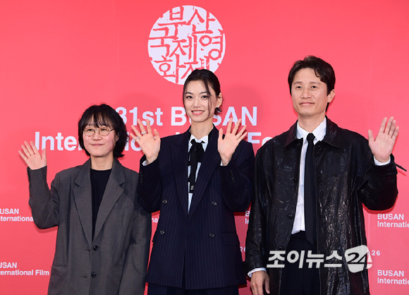 정주리 감독-배우 김도연-송새벽이 9일 부산 해운대구 영화의전당에서 열린 제31회 부산국제영화제 '도라' 기자회견에 참석하고 있다. [사진=정소희 기자]
