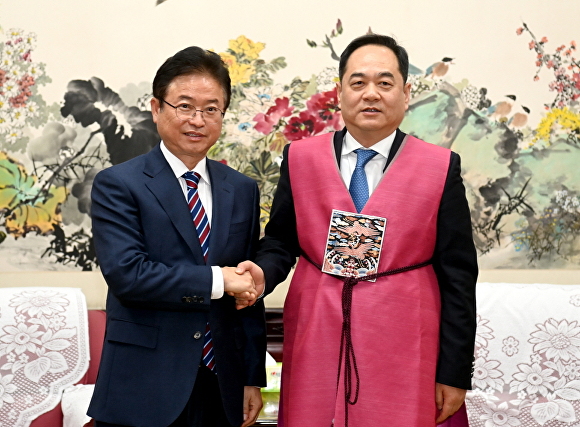 26일 이철우 대한민국시도지사협의회장이 중국 베이징에서 양완밍 중국인민대외우호협회장을 만나 기념사진을 찍고 있다. [사진=경북도청]