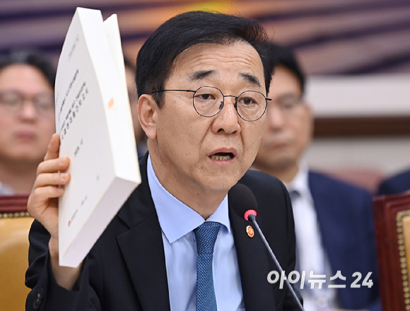 김윤덕 국토교통부 장관이 20일 국회 국토교통위원회에서 열린 GTX-A 삼성역 공사 현장 철근 누락 관련 현안 질의에서 의원 질의에 답변하고 있다. [사진=곽영래 기자]