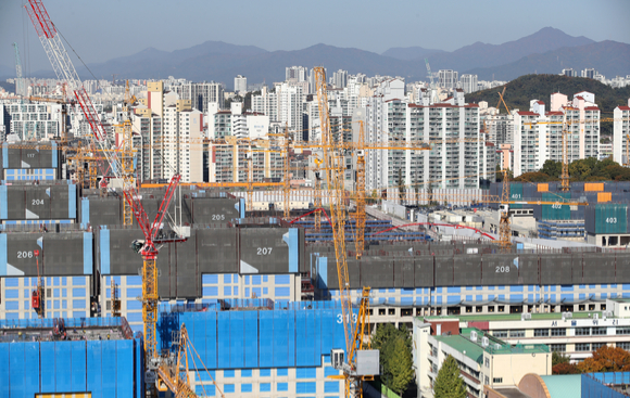 서울 강동구 둔촌주공아파트의 재건축 공사가 진행되고 있다. [사진=뉴시스]