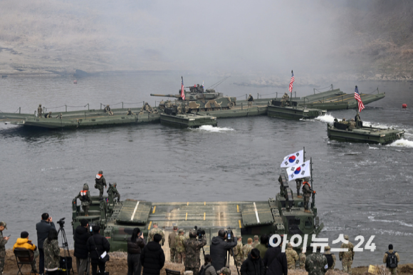 20일 경기 연천군 임진강 일대 석은소 훈련장에서 열린 한미 연합 제병협동 도하훈련에서 한국형 자주도하장비 수룡이 투입되고 있다. 2025년 전반기 한미 연합연습의 일환으로 실시된 이번 훈련에는 국군 5·7공병여단과 미2사단, 한미연합사단 등 총 600여 명의 장병이 참가했다. [사진=사진공동취재단]