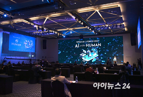 'AI 위드 휴먼(AI With Human)'을 주제로 AI 기술의 현주소를 살펴보고 미래 발전 방향을 제시하는 한편, 인간과 AI의 공존을 탐구해보는 '아이포럼 2021'이 2일 서울 드래곤시티호텔 그랜드볼룸 한라홀에서 개최됐다.