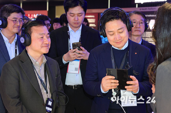 홍범식 LG유플러스 대표가 2일(현지시간) 스페인 바르셀로나 피라 그란 비아 전시장에서 열린 '모바일 월드 콩그레스(MWC)2026'에서 삼성전자 갤럭시 부스를 방문해 갤럭시 XR을 경험하고 있다. 2026.03.02. [사진=바르셀로나=사진공동취재단]