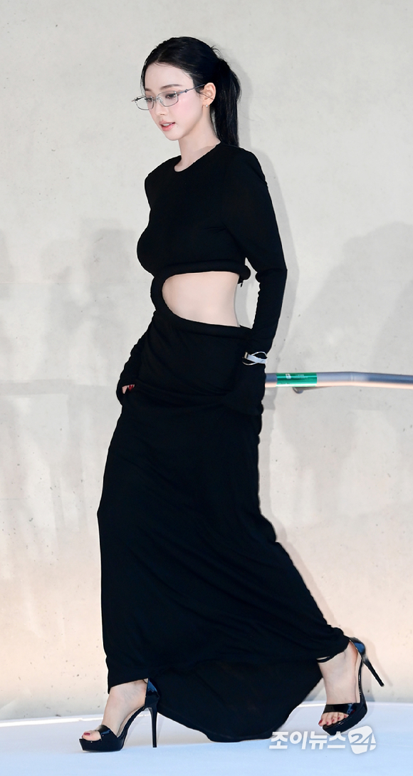 그룹 에스파 카리나가 3일 오후 서울 성동구 하우스 노웨어 서울에서 열린 아이아이컴바인드 신사옥 하우스 노웨어 서울 오픈 기념 포토콜에 참석하고 있다. [사진=정소희 기자]