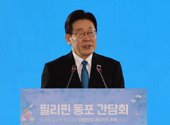 이재명 대통령이 4일 필리핀 마닐라의 한 호텔에서 열린 동포 간담회에서 인사말을 하고 있다. 2026.3.4 [사진=연합뉴스]