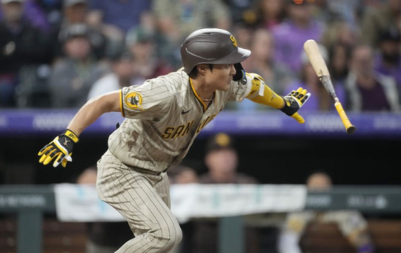 MLB 샌디에이고에서 뛰고 있는 김하성이 2일(한국시간) 열린 콜로라도와 원정 경기에 2루수 겸 1번 타자로 선발 출전해 2안타 1타점으로 활약했다. [사진=뉴시스]