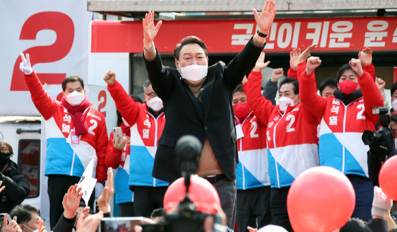 윤석열 국민의힘 대선후보가 23일 오후 전남 목포시 목포역 광장에서 시민들을 향해 지지를 호소하고 있다. [사진=뉴시스]