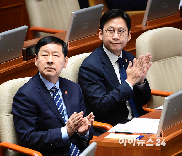 구윤철 부총리 겸 재정경제부 장관(왼쪽)과 배경훈 부총리 겸 과학기술정보통신부 장관이 10일오후 서울 여의도 국회에서 열린 제432회국회(임시회) 제5차 본회의 경제 분야 대정부질문에 참석하고 있다. [사진=정소희 기자]