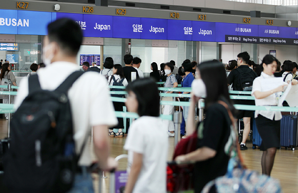 지난달 20일 인천국제공항 제1터미널 일본 탑승수속 기다리는 여행객들 [사진=뉴시스]