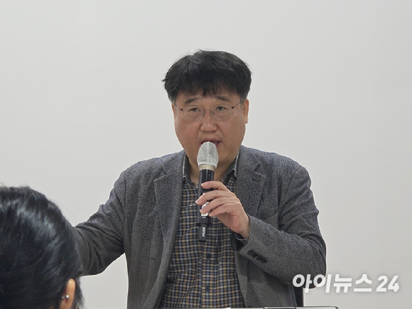 황성기 한양대 법학전문대학원 교수가 13일 서울 광화문 CKL기업지원센터에서 열린 '게임법 전면개정안 주요쟁점' 세미나에서 발언하고 있다. [사진=박정민 기자]