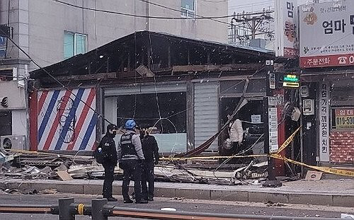 경기 전역에 강풍주의보가 내려진 10일 의정부에서 강한 바람에 떨어진 간판에 깔린 행인이 숨지는 사고가 발생했다. 경찰과 소방 당국에 따르면 이날 오후 2시 21분께 경기 의정부시 호원동에서 가로 15m, 세로 2m 정도 크기의 간판이 떨어졌다. 2026.1.10 [독자 제공] [사진=연합뉴스]