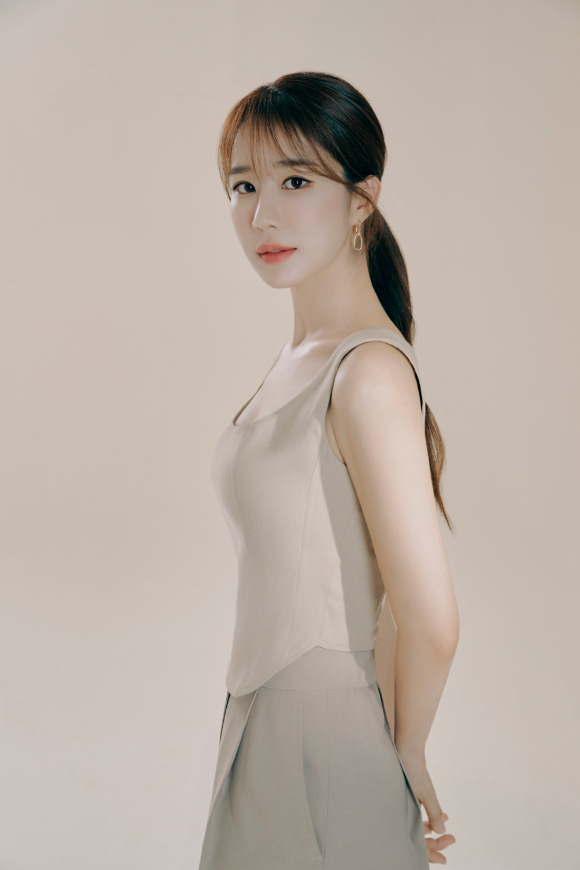 배우 유인나가 초록뱀엔터와 전속계약을 체결했다. [사진=초록뱀엔터]