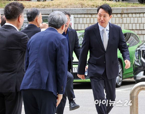 오세훈 서울시장이 22일 오전 서울시 서초구 서초동 서울중앙지방법원에서 열린 정치자금법 위반 혐의와 관련된 공판에 출석하고 있다. 2026.04.22 [사진=사진공동취재단]