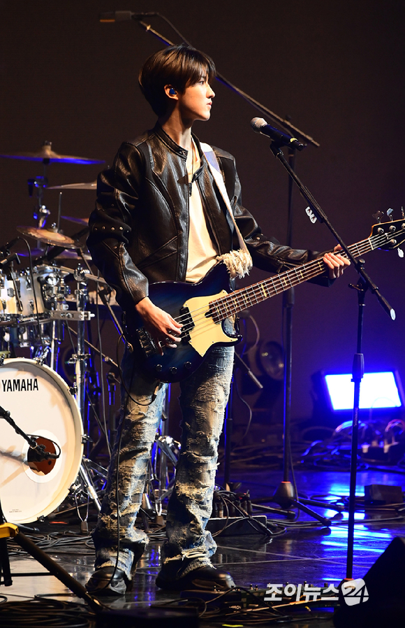 밴드 에이엠피 주환이 21일 오후 서울 송파구 잠실학생체육관에서 열린 '2026 JOY콘서트 - 보이스 오브 스프링(Voice of spring)'에서 멋진 무대를 선보이고 있다. [사진=정소희 기자]