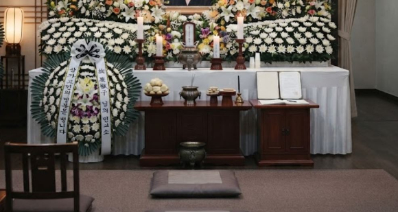 모친상을 당해도 잠깐 회사에 들러 업무 정리는 하고 가야 한다는 한 공무원 글이 전해져 논란이 되고 있다. 본 기사와 무관한, AI 생성 이미지. [사진=제미나이 생성 이미지]