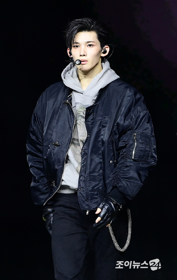 그룹 앤팀 조가 28일 오후 서울 용산구 한남동 블루스퀘어에서 열린 &TEAM(앤팀) 한국 데뷔 앨범 미니 1집 'Back to Life'(백 투 라이프)발매 기념 쇼케이스에 참석해 멋진 무대를 선보이고 있다. [사진=정소희 기자]