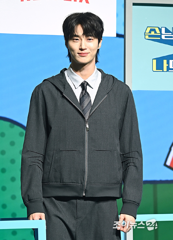배우 변우석이 19일 오전 서울 종로구 JW 메리어트 동대문 스퀘어 서울에서 열린 넷플릭스 '유재석 캠프' 제작발표회에서 포즈를 취하고 있다. [사진=곽영래 기자]
