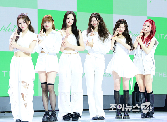 그룹 앳하트가 13일 오후 서울 한남동 블루스퀘어에서 열린 앳하트(AtHeart) 첫 번째 EP '플롯 트위스트'(Plot Twist) 미디어 쇼케이스에 참석하고 있다. [사진=정소희 기자]