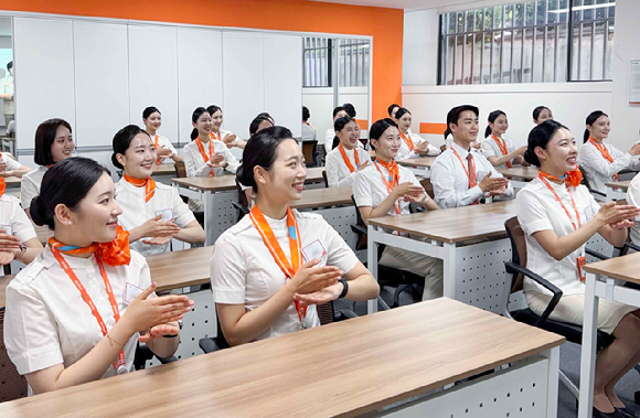 제주항공이 올해부터 신입 객실승무원을 대상으로 실시하고 있는 간단한 인사말 및 안전 안내 수어표현 교육. [사진=제주항공]