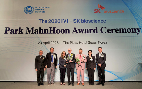 23일 서울플라자호텔에서 개최된 '2026 국제백신연구소(IVI)&ndash;SK바이오사이언스 박만훈상' 시상식에서 주요 참석자들이 기념 촬영을 하고 있다. (왼쪽부터 제롬 김IVI 사무총장, 이종구 전 질병관리본부장, 월터 오렌스타인 교수 부부 라진더 수리(Rajinder Suri) DCVMN 최고경영자(CEO), 지영미 전 질병관리청장, 안재용 SK바이오사이언스 사장. [사진=SK바이오사이언스 제공]