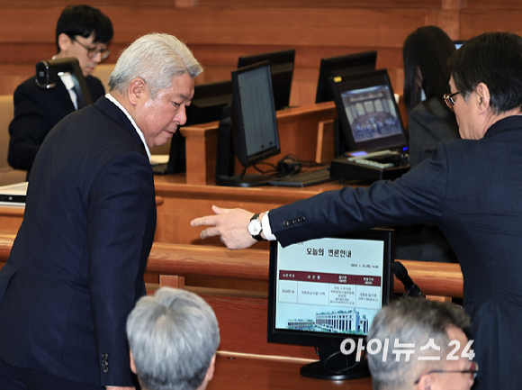 윤석열 대통령 대리인단 김홍일 변호사가 25일 오후 서울시 종로구 재동 헌법재판소 대심판정에서 열린 대통령 탄핵 심판 11차 변론에 참석하고 있다. [사진=사진공동취재단]