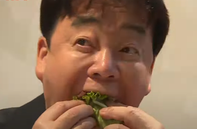 각종 논란으로 방송 활동을 전면 중단했던 백종원 더본코리아 대표가 대만 방송에 등장해 눈길을 끌었다. 사진은 백종원이 대만 방송에 나와 쌈 싸먹는 장면. [사진=TVBS]