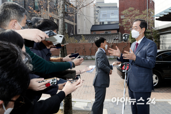 한덕수 국무총리 후보자가 5일 오전 서울 종로구 통의동 제20대 대통령직인수위원회에서 나온 뒤 취재진 질문에 답하고 있다. [사진=인수위사진기자단]