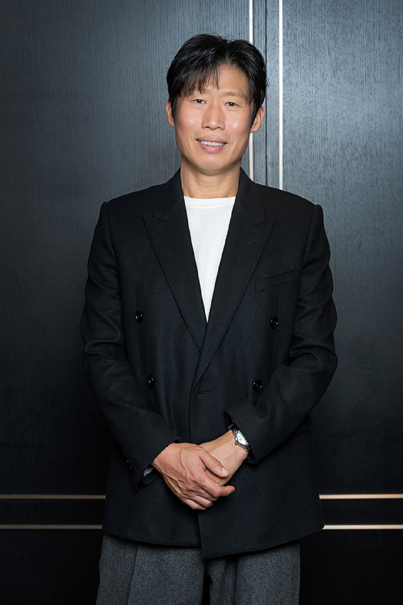 배우 유해진이 영화 '왕과 사는 남자' 인터뷰에 앞서 포즈를 취하고 있다. [사진=(주)쇼박스]