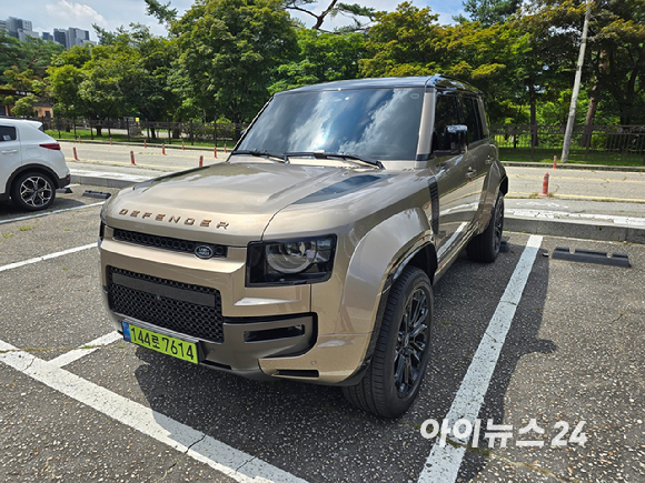 랜드로버 '올 뉴 디펜더 OCTA' 정측면. [사진=김종성 기자]