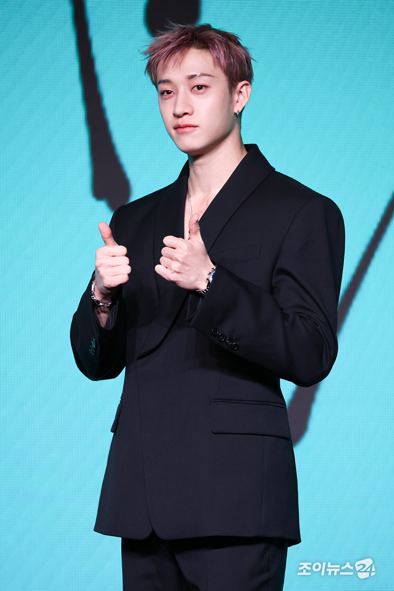 그룹 스트레이 키즈 방찬이 6일 오후 서울 영등포구 여의도동 콘래드 서울 호텔에서 진행된 스트레이 키즈(Stray Kids) 새 미니앨범 '디스 앤 댓(THIS & THAT)' 발매 기념 기자간담회에 참석해 포즈를 취하고 있다. [사진=문수지 기자]