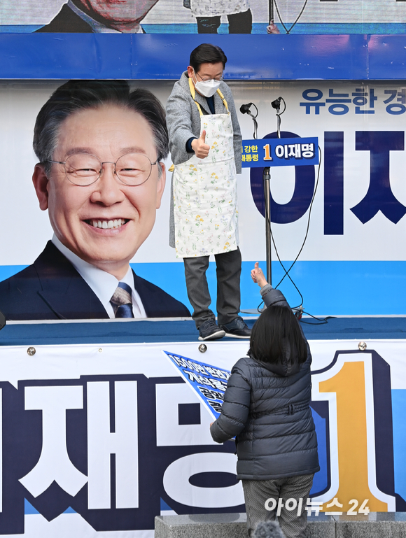 이재명 더불어민주당 대선 후보가 22일 오후 인천 부평역 광장에서 열린 '인천 재도약 앞으로, 인천 경제 제대로!' 부평 유세에서 한 지지자에게 엄지 손가락을 치켜 보이고 있다. [사진=김성진 기자]