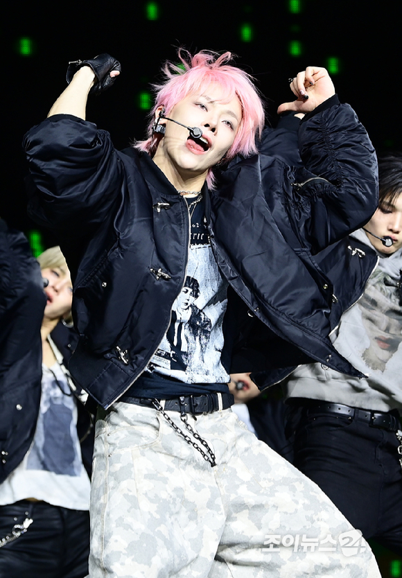 그룹 앤팀 니콜라스가 28일 오후 서울 용산구 한남동 블루스퀘어에서 열린 &TEAM(앤팀) 한국 데뷔 앨범 미니 1집 'Back to Life'(백 투 라이프)발매 기념 쇼케이스에 참석해 멋진 무대를 선보이고 있다. [사진=정소희 기자]