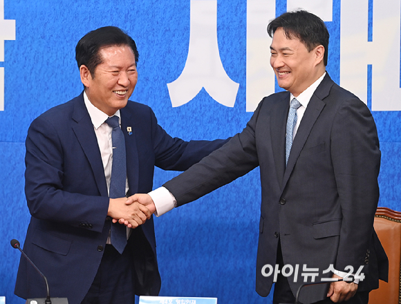 정청래 더불어민주당 대표와 김영빈 변호사가 8일 서울 여의도 국회에서 열린 더불어민주당 4차 인재영입식에서 기념촬영을 하고 있다. [사진=곽영래 기자 ]