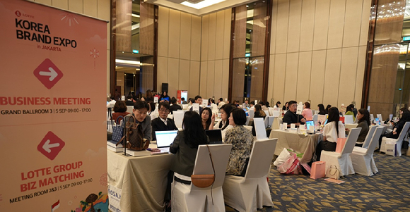 지난 5일 롯데가 코트라와 개최한 대한민국 브랜드 엑스포 in 자카르타 B2B 수출상담회 수출상담 모습. [사진=롯데]