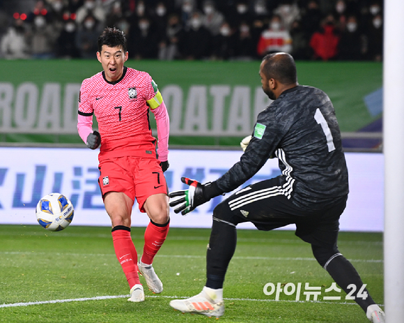 2022 카타르 월드컵 최종예선전 대한민국 대 아랍에리미트의 경기가 11일 오후 경기도 고양종합운동장에서 펼쳐졌다. 후반 손흥민이 골 찬스를 놓치고 있다. [사진=정소희 기자]