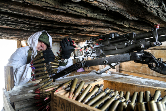 지난달 27일(현지시간) 우크라이나 동부 도네츠크주 야시누바타에서 한 우크라이나군 병사가 친러시아 무장세력과 대치한 최전방 초소에서 기관총을 점검하고 있다. [사진=AP/뉴시스]
