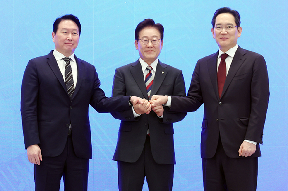 이재명 대통령과 이재용 삼성전자 회장, 최태원 SK그룹 회장이 29일 청와대에서 열린 3대 메가프로젝트 국민보고회에서 기업 투자계획 발표 후 손을 잡고 있다. 2026.6.29 [청와대통신사진기자단] [사진= 연합뉴스]