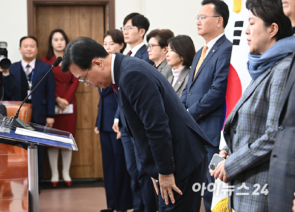 송언석 국민의힘 원내대표가 3일 서울 여의도 국회에서 기자회견을 마친 뒤 고개숙여 인사하고 있다. [사진=곽영래 기자]