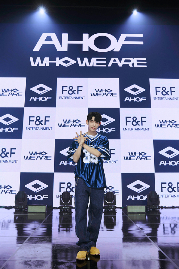 그룹 아홉(장슈아이보 박한 서정우 제이엘 스티븐 즈언 차웅기 박주원 다이스케)가 1일 서울 광진구 예스24 라이브홀에서 열린 첫 미니앨범 '후 위 아' 쇼케이스에서 포즈를 취하고 있다. [사진=F&F엔터테인먼트]