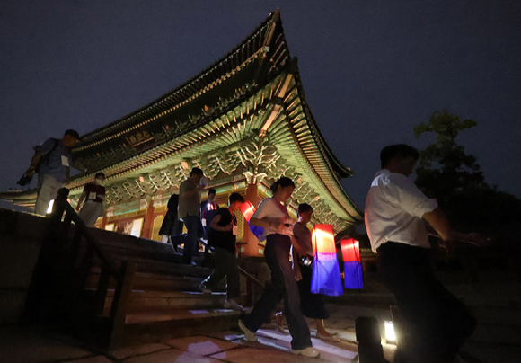 지난 11일 오후 서울 종로구 창덕궁에서 열린 '2024년 창덕궁 달빛기행' 사전행사에서 참가자가 궁궐을 둘러보고 있다. [사진=뉴시스]