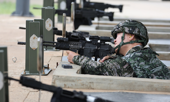 이재명 대통령이 24일 인천시 옹진군 해병대 연평부대에서 K9A1 자주포에 탑승해 K-6 중기관총을 조준하고 있다. 2026.6.24 [청와대통신사진기자단] [사진=연합뉴스]