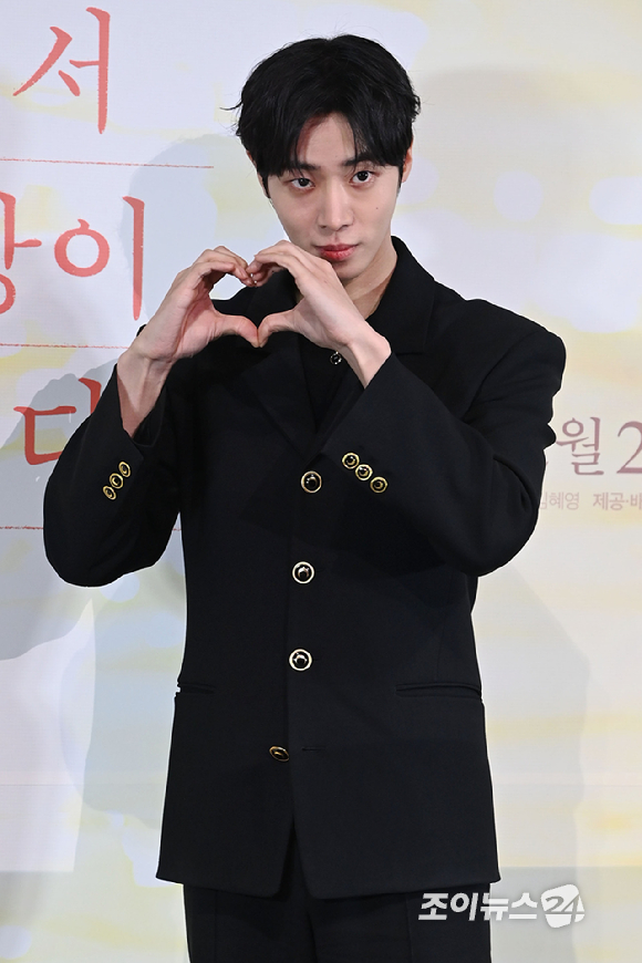 배우 추영우가 22일 오후 서울 용산구 CGV용산아이파크몰점에서 열린 영화 '오늘 밤, 세계에서 이 사랑이 사라진다 해도'(감독 김혜영) 언론시사회에 참석해 포즈를 취하고 있다. [사진=문수지 기자]