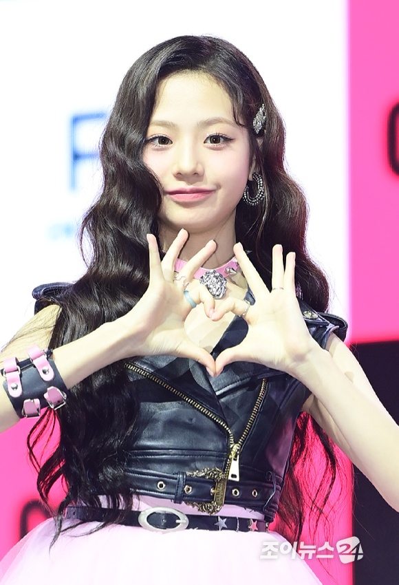 그룹 유니스(UNIS) 임서원이 6일 오후 서울 광진구 예스24 라이브홀에서 열린 첫 싱글앨범 '큐리어스'(CURIOUS) 쇼케이스에 참석해 포토타임을 갖고 있다. [사진=정소희 기자]