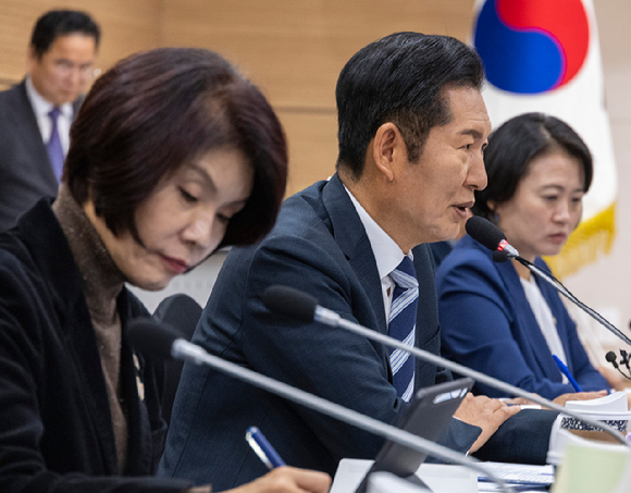 더불어민주당 정청래 대표가 31일 서울 마포구 상장회사회관에서 열린 더불어민주당-한국중견기업연합회 정책간담회'에서 최진식 중견기업협회장을 비롯한 참석 기업인들에게 인사말을 하고 있다. 2025.10.31 [사진=연합뉴스]