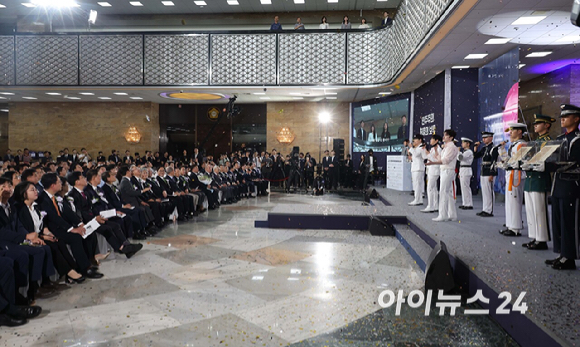 우원식 국회의장, 정대철 헌정회장, 김병기 더불어민주당 당대표 직무대행 겸 원내대표, 송언석 국민의힘 비상대책위원장 겸 원내대표를 비롯한 참석자들이 17일 서울 여의도 국회에서 열린 제77주년 제헌절 기념식에서 기념촬영을 하고 있다. [사진=곽영래 기자]