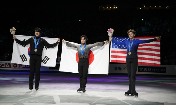 차준환(왼쪽)이 ISU 주최 2023 피겨스케이팅 세계선수권대회 남자 싱글에서 은메달을 땄다. 차준환이 경기를 마친 뒤 이날 1위를 차지한 우노 쇼마(일본), 일리아 말리닌(미국)과 함께 국기를 들고 세리머니를 하고 있다. [사진=뉴시스]